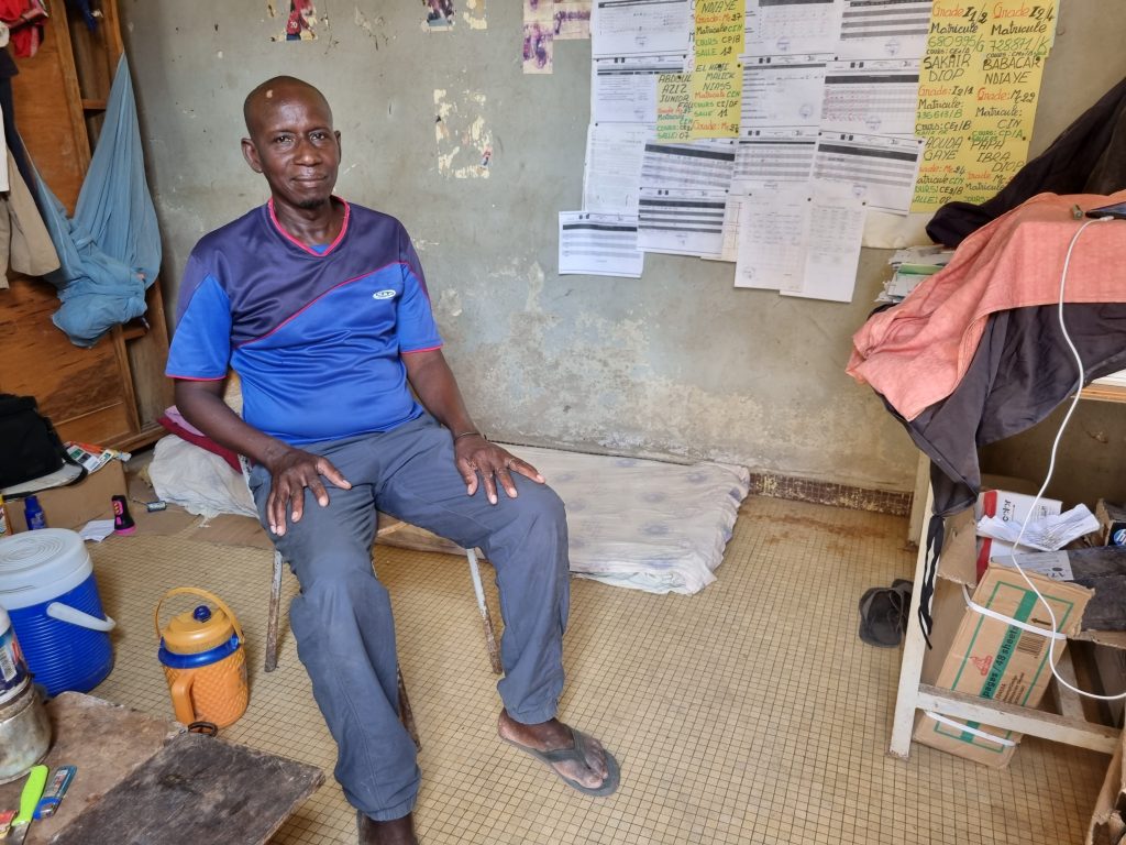 Yéro Diallo, le défunt directeur de l'école élémentaire de Débi et Tiguet au Sénégal, assis sur une chaise, souriant